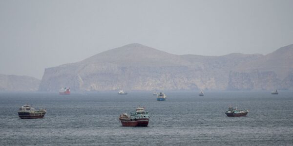Mísseis atingem navio de guerra dos EUA que tentava entrar em Ormuz