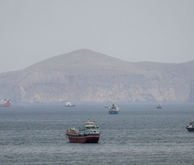 Mísseis atingem navio de guerra dos EUA que tentava entrar em Ormuz