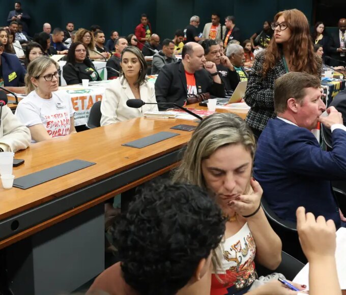Movimentos sociais e entidades defendem fim da escala 6x1 na Câmara