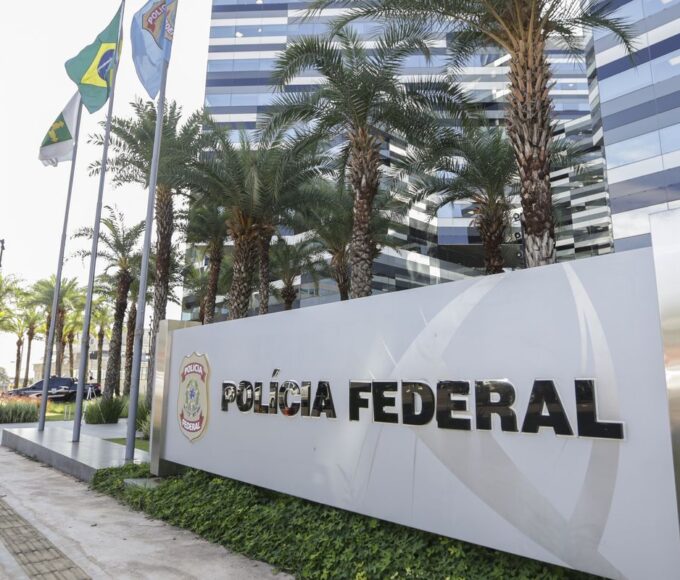 PF prende chileno por suspeita de injúria racial e homofobia em voo