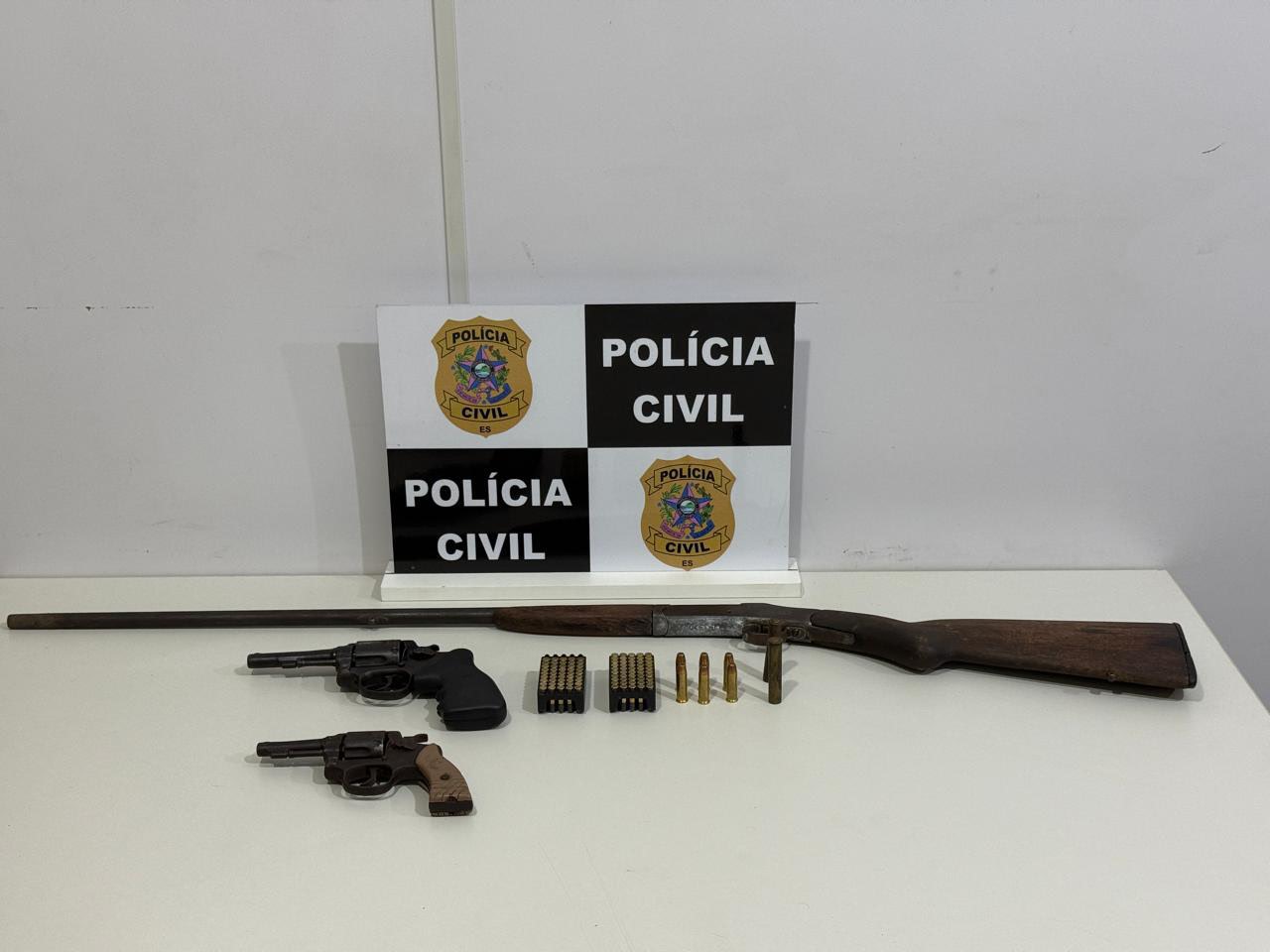 PCES prende homem em flagrante e apreende armas durante operação de combate à violência doméstica em Linhares