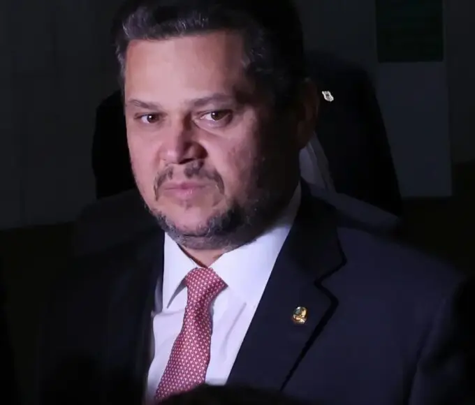 Alcolumbre sai em defesa de Jacques Wagner