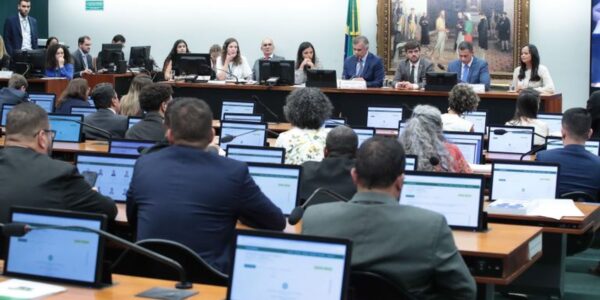 CCJ da Câmara suspende análise de PEC que reduz maioridade penal