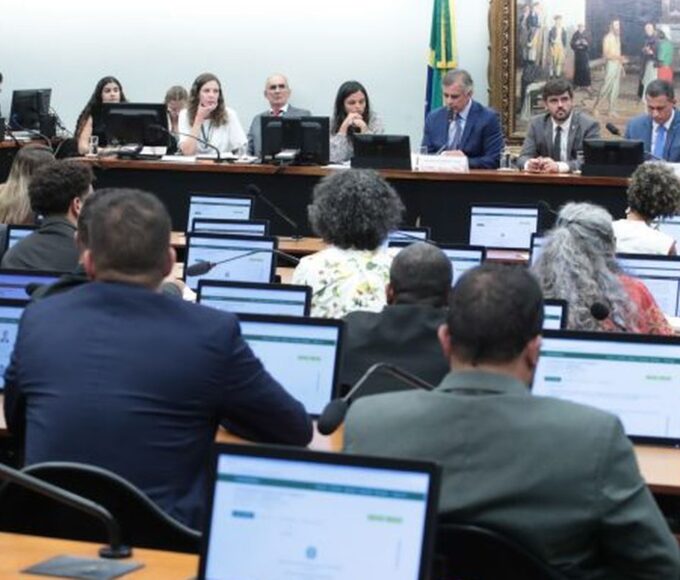 CCJ da Câmara suspende análise de PEC que reduz maioridade penal