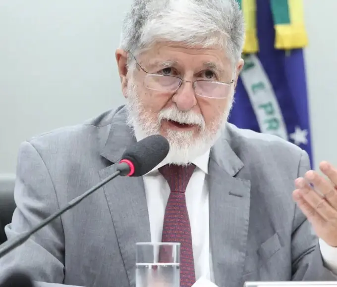 Celso Amorim: IA sob controle de poucas empresas piora desigualdades