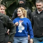Deolane Bezerra e escoltada por policiais 750x436 1