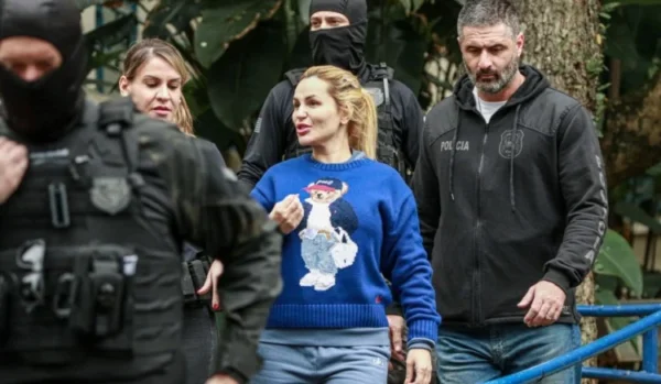 Deolane Bezerra e escoltada por policiais 750x436 1