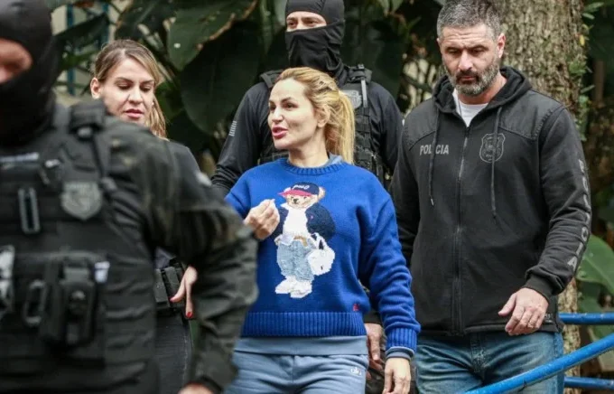 Deolane Bezerra e escoltada por policiais 750x436 1