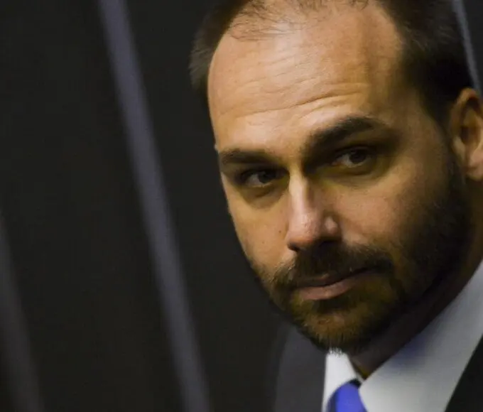 Eduardo Bolsonaro é condenado a 4 anos por coação no curso do processo