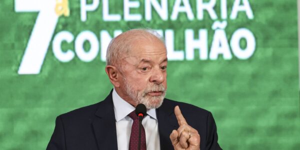 Governo estuda devolução de celular roubado nos Correios, diz Lula