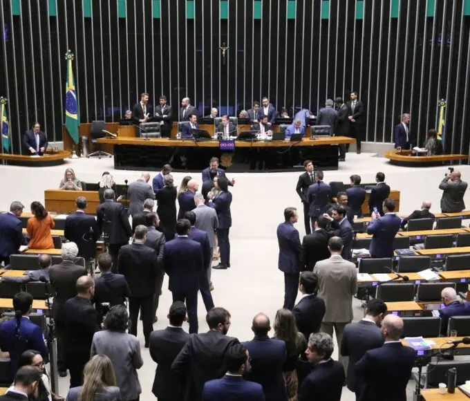 Governo retira urgência de projeto sobre escala 6x1