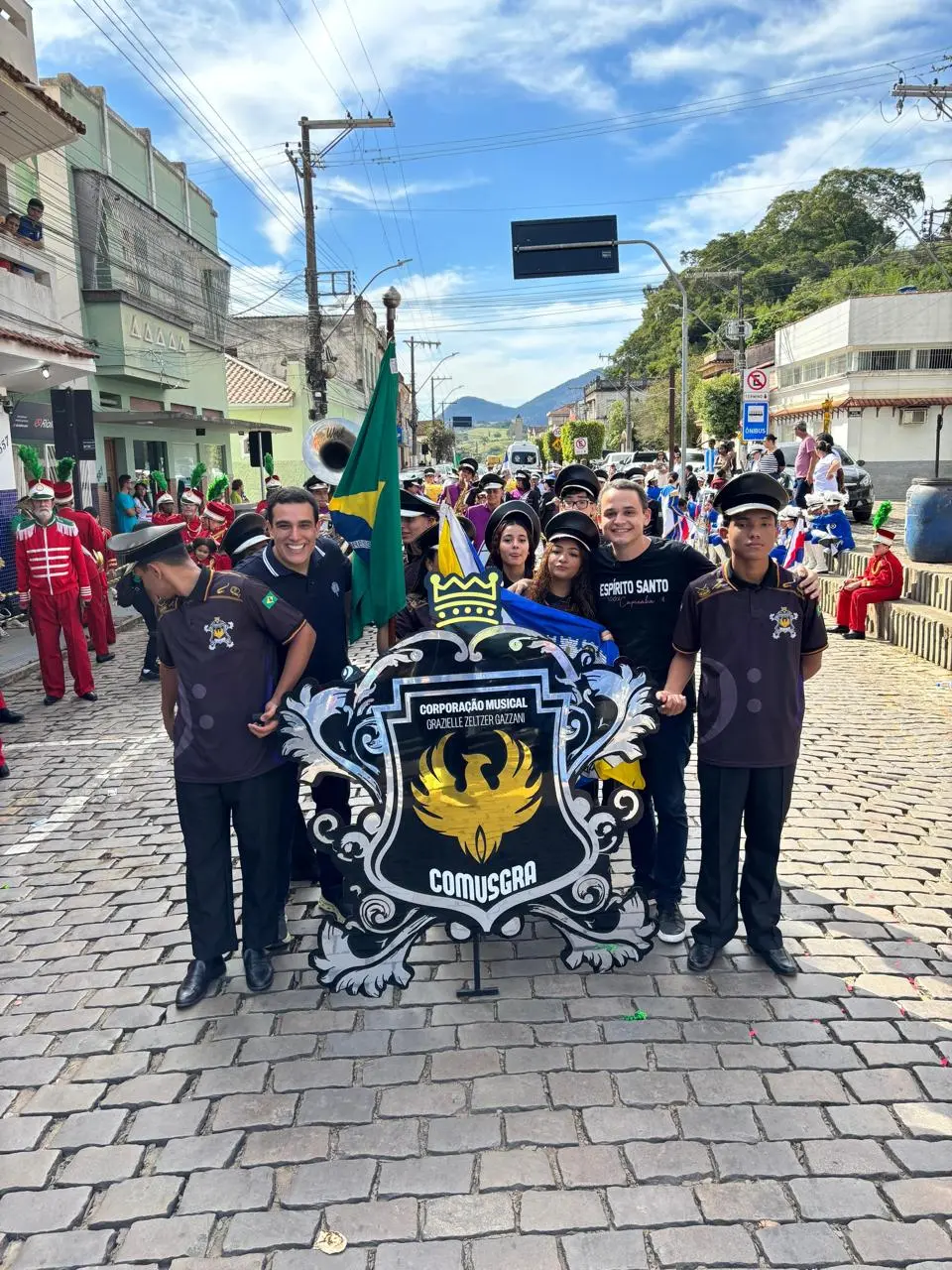 Lorenzo Pazolini e Erick Musso participam de desfile estudantil em Muqui e recebem apoio popular 13 IMG 20260621 WA0194