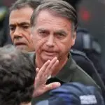 Jair Bolsonaro presta depoimento sobre arma de fogo apreendida no DF