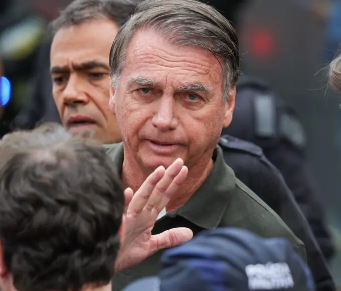 Jair Bolsonaro presta depoimento sobre arma de fogo apreendida no DF