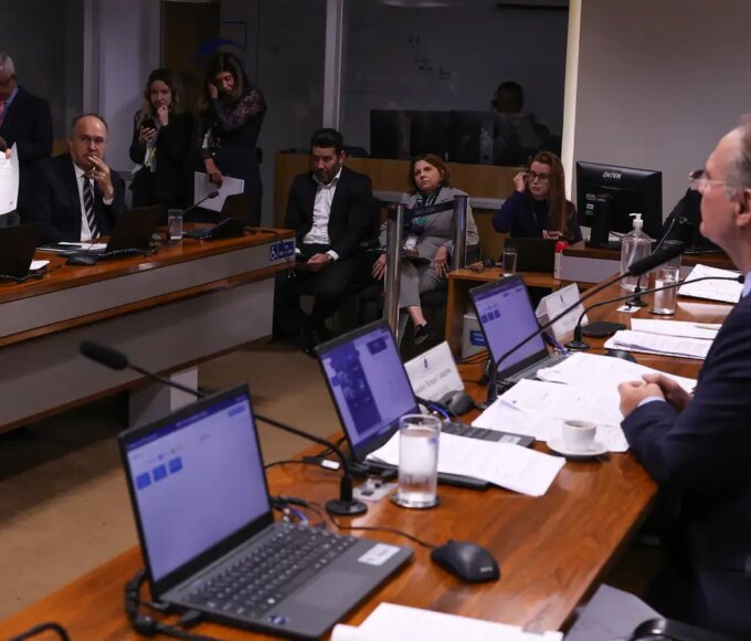 Senadores criticam falta de dados sobre socorro bilionário ao BRB