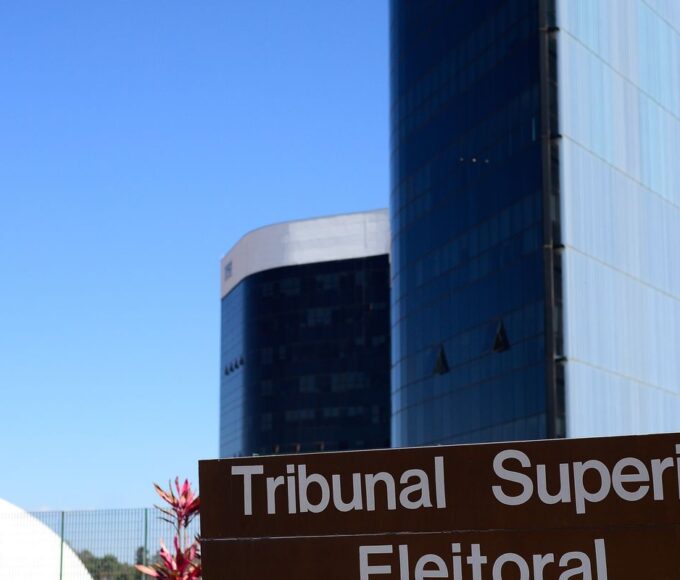 TSE interrompe julgamento de decisão que suspendeu pesquisa eleitoral
