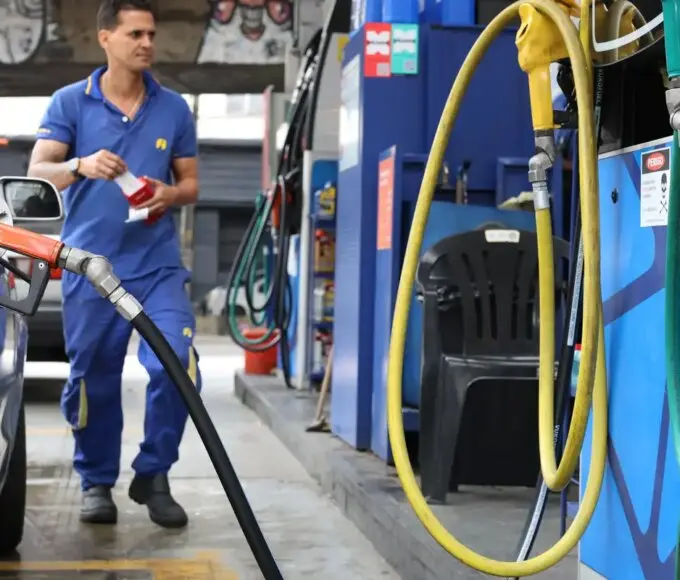 Vendas no comércio recuam 1,5% em abril, impactadas por combustíveis